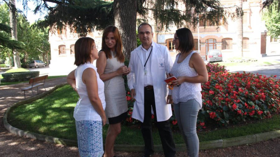 A l'esquerra de la imatge, Elisabet Vilella, directora de recerca de l'Institut Pere Mata, conversant amb el seu equip als jardins de l'hospital psiquiàtric de Reus. Foto: ACN