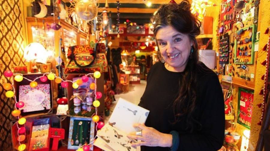 Fabiana Bernaldo, propietaria de la tienda 'El árbol', ubicada en la calle Sant Elíes de Reus. Foto: Alba Mariné