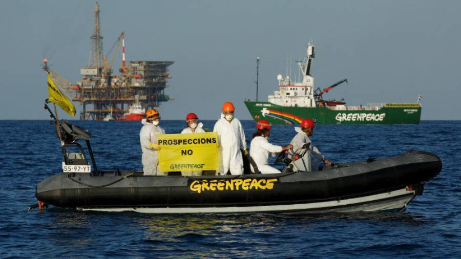 Activistes de Greenpeace durant l'acció de protesta davant de la plataforma Casablanca. Foto: Greenpeace