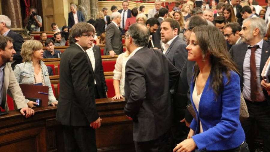 El president de la Generalitat, Carles Puigdemont, i la cap de l'oposició, Inés Arrimades, es creuen a l'hemicicle. Foto: ACN