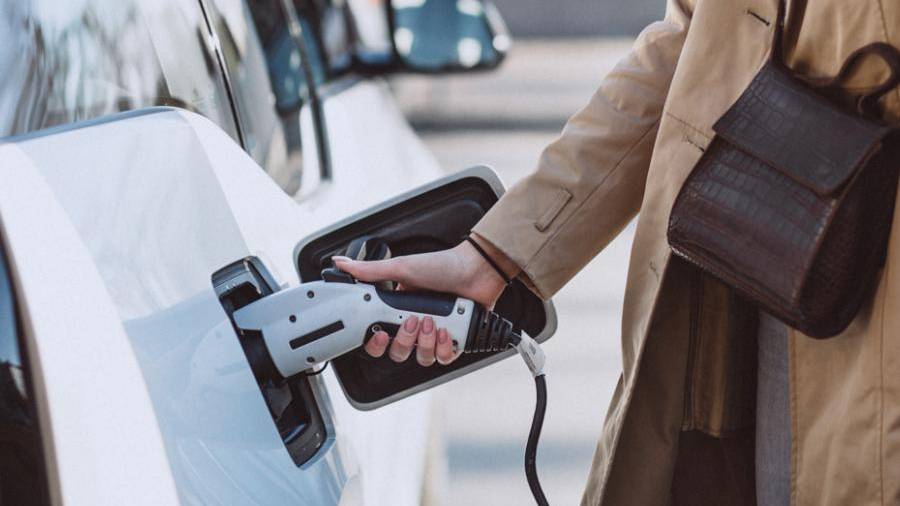 Las matriculaciones de vehículos electrificados, híbridos y de gas crecen un 41% en febrero