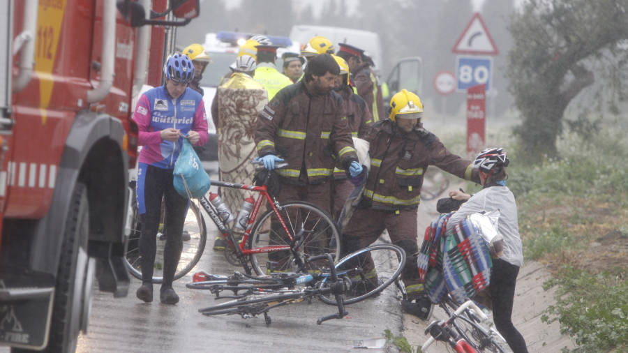 Un accidente mortal con ciclistas implicados en la N-340 a su paso por Mont-roig del Camp. FOTO: PERE FERRÉ FOTO:S. LÓPEZ