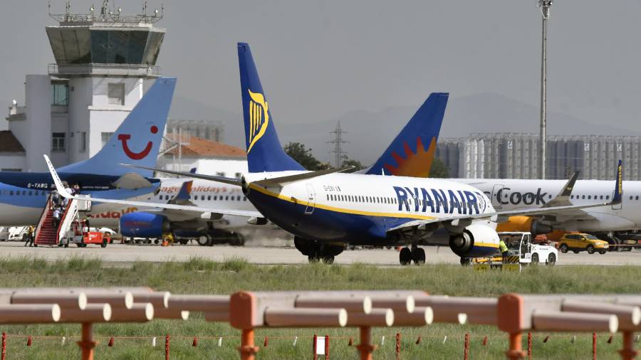 Un avión de Ryanair operando en el Aeropuerto. FOTO: A. GONZÁLEZ