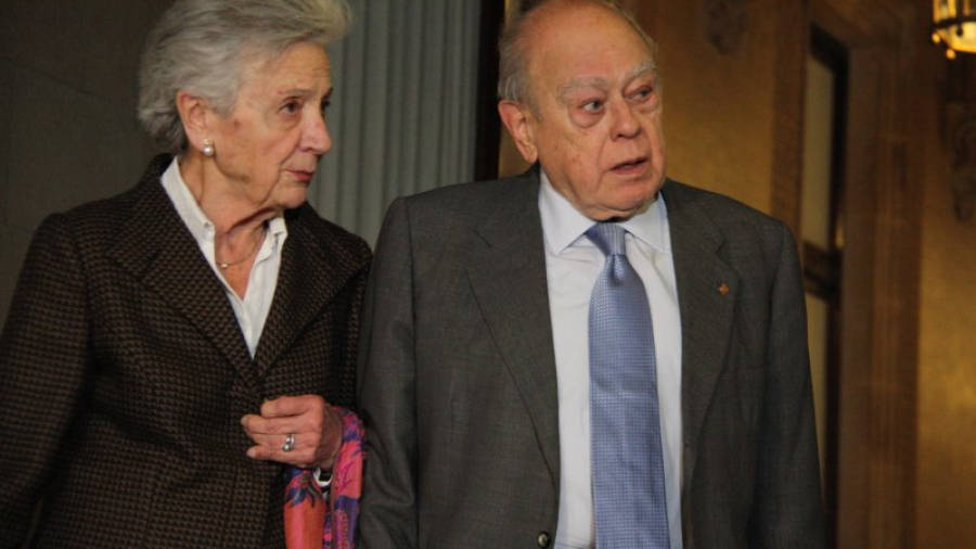 Jordi Pujol i Marta Ferrusola, sortint del Parlament després d'haver comparegut a la comissió d'investigació. Foto: ACN