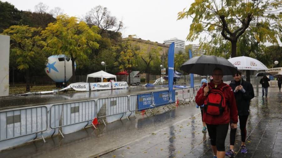 El pasado domingo varios participantes se quedaron con la ganas de correr en la Mitja de Tarragona a causa de la lluvia. Foto: Pere Ferré