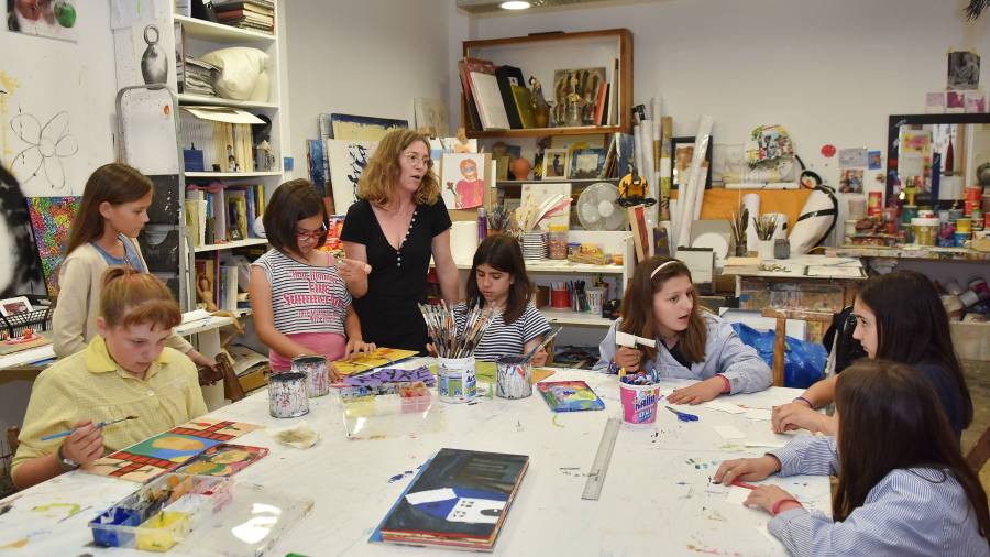 Nuri Mariné, con un grupo de alumnos durante uno de sus talleres de pintura.