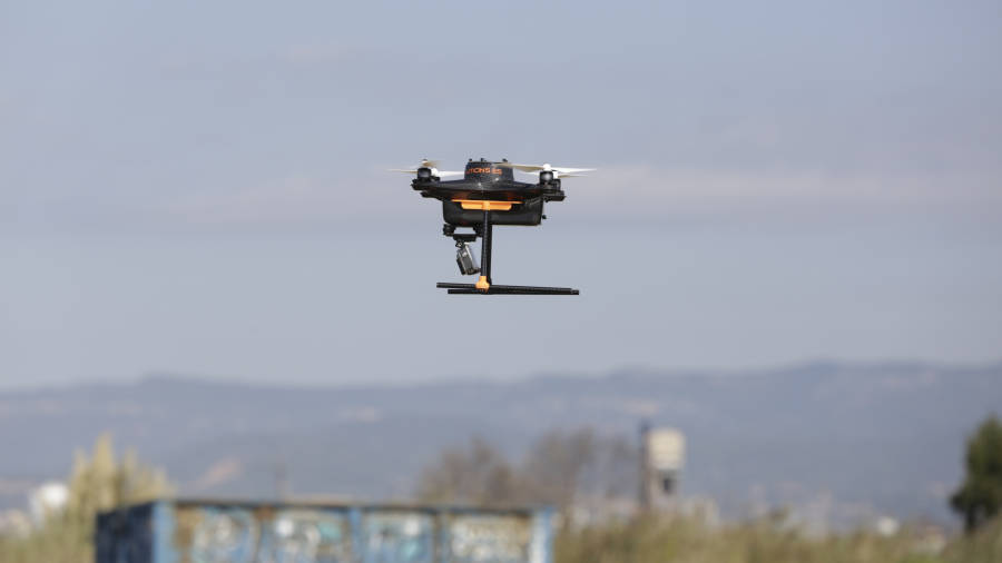 En los últimos años se ha popularizado la compra y manipulación de drones, muchas veces para fines recreativos. FOTO: PERE FERRÉ