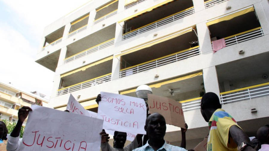 Senegalesos davant del número 3 de la plaça Sant Jordi, on van tenir lloc els fets, dimecres en el transcurs d'una manifestació. FOTO: ACN