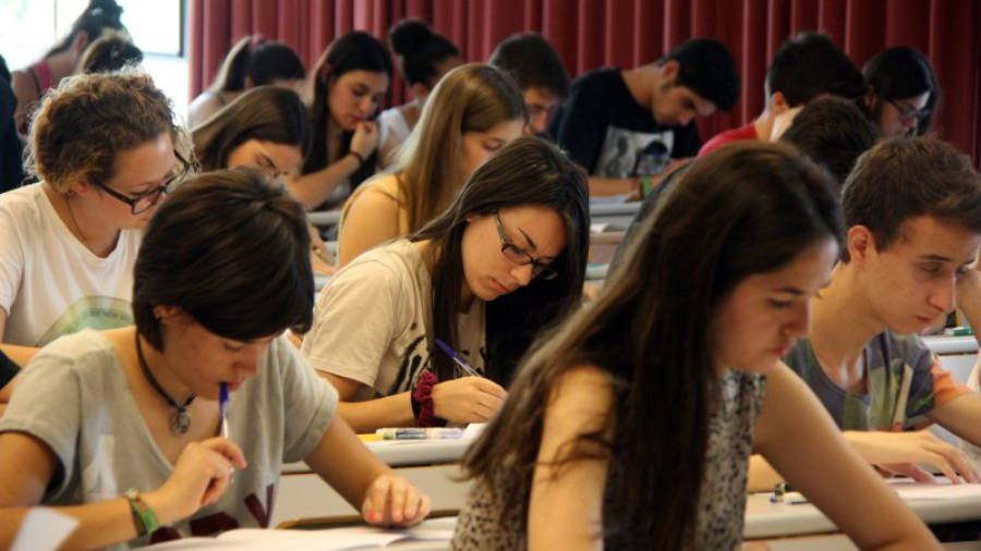 Estudiants començant l'examen de llengua castellana de les PAU, al Campus Catalunya de la URV, a Tarragona. Foto: ACN