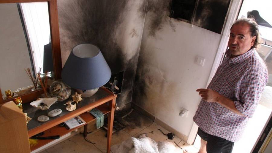 L´Eugenio, de 64 anys, mostra el lloc on va impactar el llamp que va entrar de matinada a casa seva, a Castelló d´Empúries. Foto: ACN