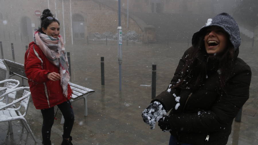 Dues noies es llencen neu a la Pla&ccedil;a del Tibidabo de Barcelona
