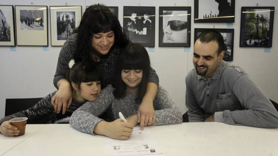 Imagen de la joven de trece años diagnosticada con el Síndrome Asperger junto a sus padres Silvia y José Luís. Foto: alba mariné