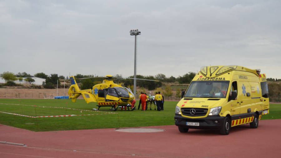 L'helicòpter del SEM ha pogut aterrar a la pista d'atletisme de Valls i des d'allà està previstque el jove ciclista sigui traslldat en breu cap a Barcelona. Foto: Montse Plana