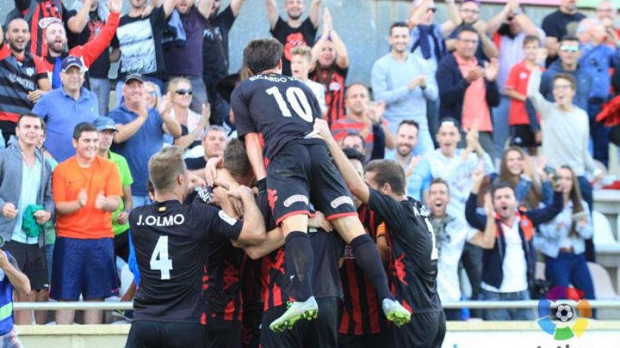 Los jugadores del Reus celebran el gol que les ha dado la victoria ante el Cádiz