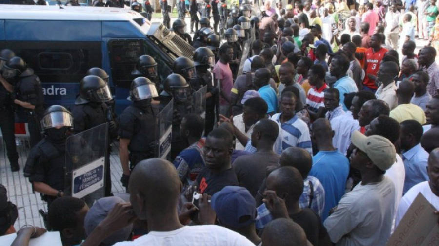 Davant l'agitació de la comunitat senegalesa, nombrosos furgons policials dels Mossos de la BRIMO i dels ARRO es van desplaçar fins al lloc dels fets. FOTO: ACN