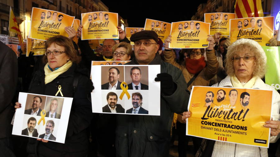 Pla mig de diversos ciutadans mostrant pancartes amb els rostres de Junqueras, Forn, S&agrave;nchez i Cuixart, on es demana la seva llibertat, a la pla&ccedil;a de la Font de Tarragona. FOTO: ACN