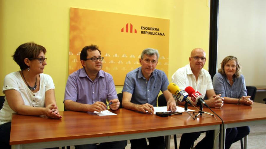 El candidat i portaveu d'ERC a l'Ajuntament de Tortosa, Josep Felip Monclús, amb integrants de la seva candidatura. Foto: ACN