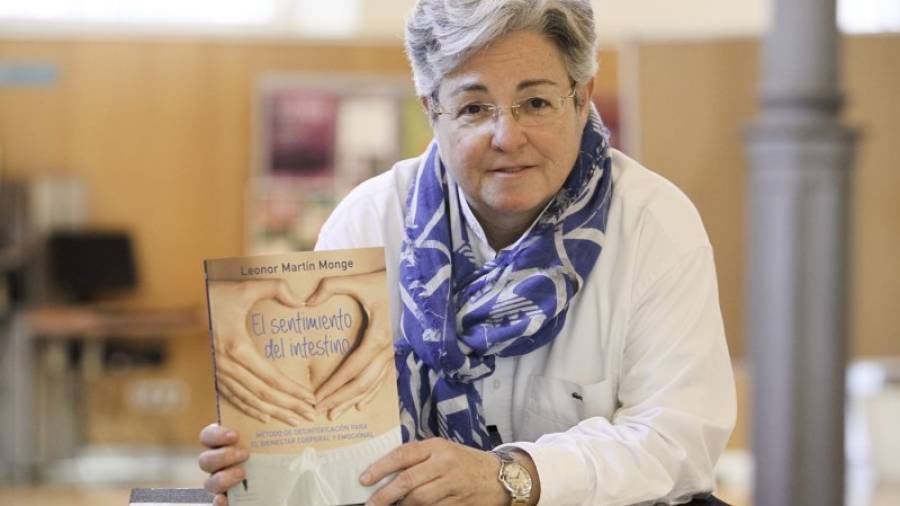 El llibre explica casos de pacients del seu centre de salut de medicina natural a Vilassar de Mar. foto: Alba Mariné