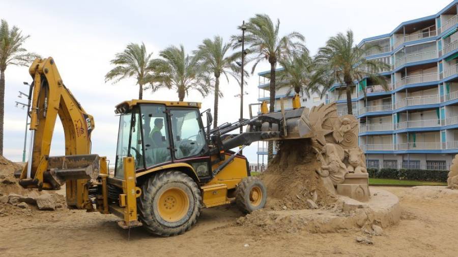 La excavadora ha ido derribando cada uno de los grupos escultóricos y seguidamente ha recogido la arena. FOTO: ALBA MARINÉ