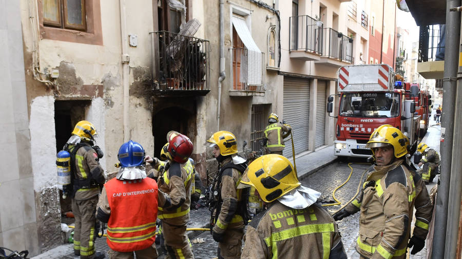 Bomberos trabajando en el incendio que se produjo a principios de mes a la calle Alt del Carme. FOTO: A.G.