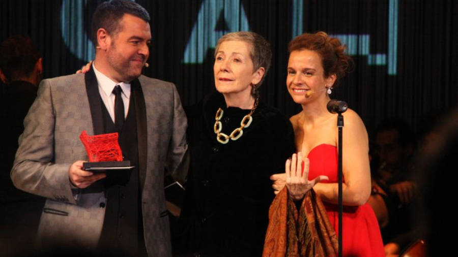L'actriu Rosa Novell en el moment en el qual va rebre el Premi Honorífic Anna Lizaran. Foto: ACN