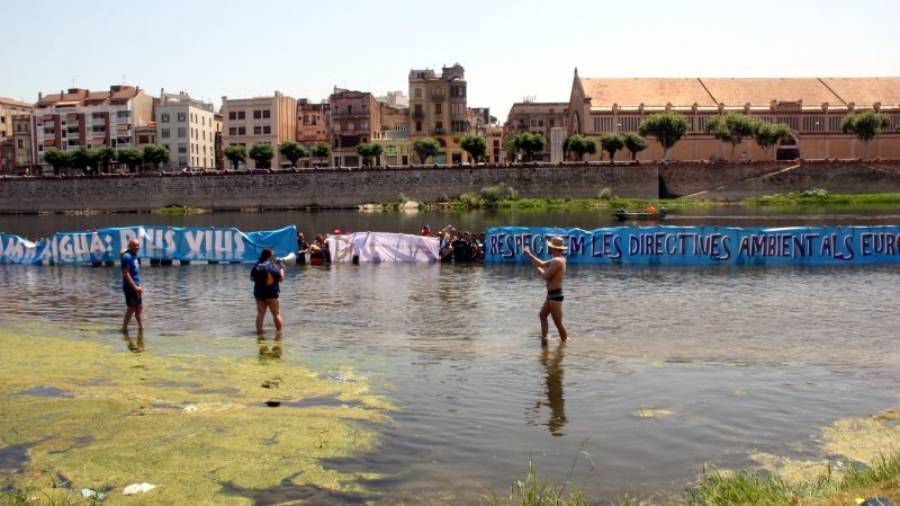 Els participants en la piraguada d´ahir desplegaren pancartes al riu, amb l´aigua per la cintura. Foto: Laia Poblado