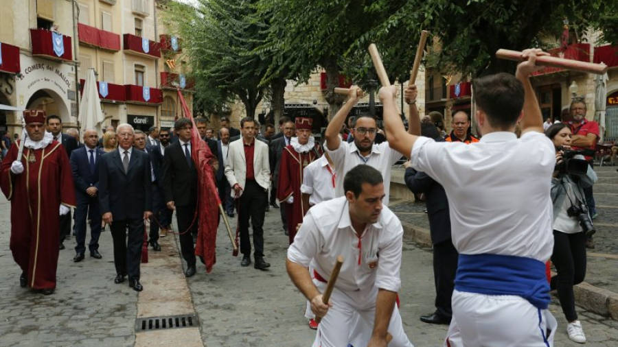 Imatge del president Puigdemont protant la bandera de la Vila Ducal a Montblanc. Foto: Pere Ferré