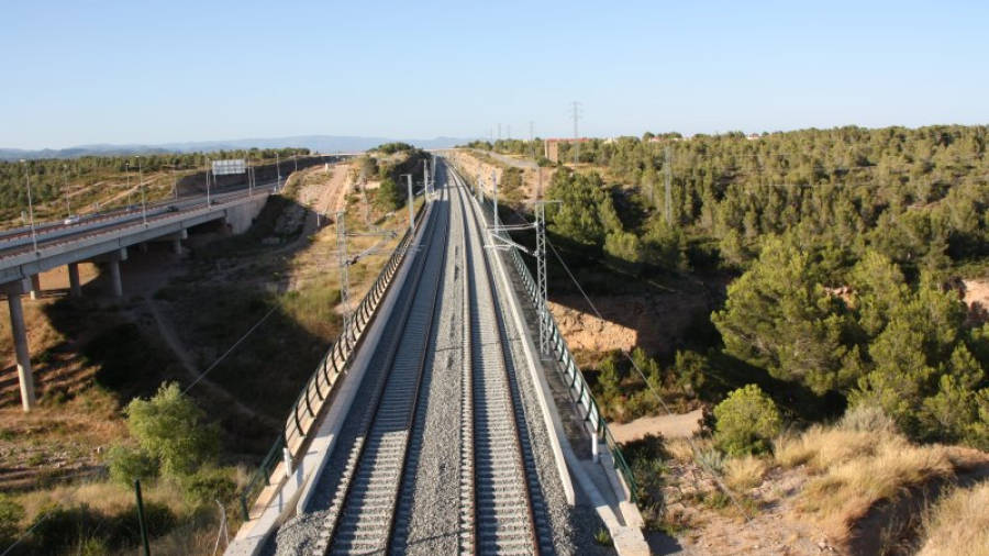 Imatge general de cara al nord de la xarxa ferroviària del corredor del mediterrani al seu pas per Vandellòs-Hospitalet de L'Infant a l'espera d'afegir en la via del cantó mar el tercer fil. Foto: ACN