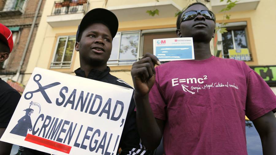 Inmigrantes ilegales, manifestándose en Madrid contra la retirada de la tarjeta sanitaria a los ´sin papeles´. EFE