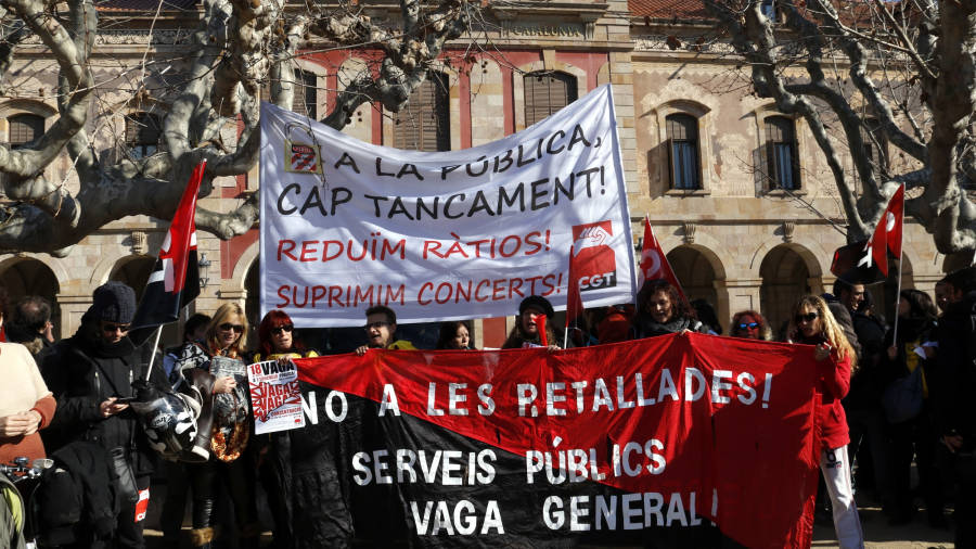Imatge d´arxiu d´una protesta de la federació d´ensenyament de la CGT davant del Parlament. FOTO: ACN