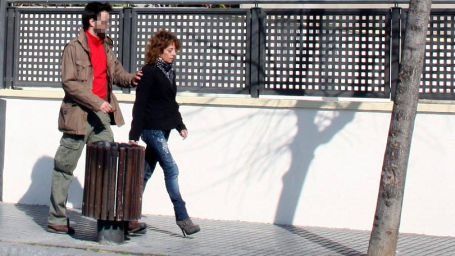 La condenada, Nathalie Cabello, abandonando el domicilio de su madre el 27 de febrero del 2012, acompañada de un agente de los Mossos d'Esquadra. Foto: ACN