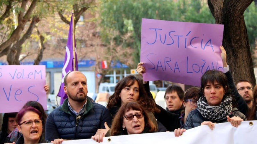 Pla tancat del germà de Sara Lozano, durant la concentració davant l'Audiència de Tarragona, al costat d'un cartell demanant justícia per la víctima del crim de Montblanc
