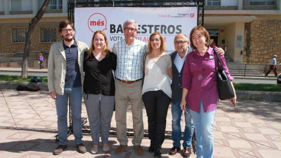 El cap de llista del PSC a Tarragona, Josep Fèlix Ballesteros, amb altres membres de la seva candidatura al davant de l'institut Vidal i Barraquer de la ciutat. Foto: ACN