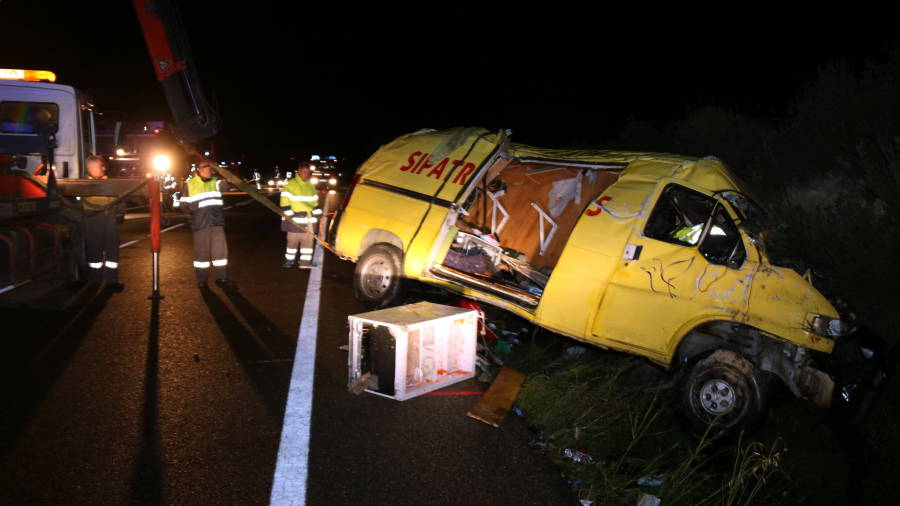 Una grua retira la furgoneta que se ha visto implicada en el accidente mortal en Llardecans. FOTO: ACN
