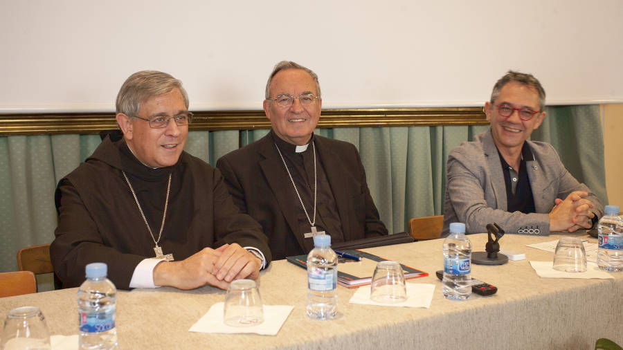 L'arquebisbe Jaume Pujol al centre. A l'esquerra l'abad Josep M. Soler i a la dreta el professor &Aacute;ngel Belzunegui.