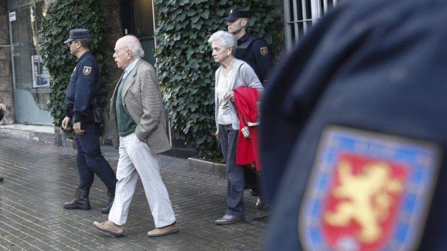 El expresidente de la Generalitat, Jordi Pujol (i), acompañado de su esposa, Marta Ferrusola (d), salen de su domicilio de la Ronda General Mitre. Foto: EFE