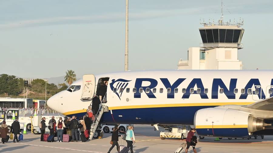 Pasajeros cogiendo un avión en el Aeropuerto de Reus FOTO: A. G.