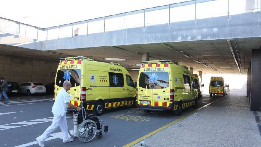 Acumulación de ambulancias en la puerta de urgencias del Sant Joan, ayer por la tarde. Foto: alba mariné