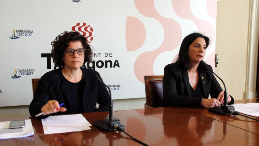 Pla mig de la regidora de Benestar Social de l'Ajuntament de Reus, Montserrat Vilella (esquerra), i de la regidora de Serveis a la Persona de l'Ajuntament de Tarragona, Ana Santos, en la roda de premsa. Foto: ACN