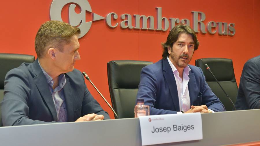 Sergio del Campo (derecha), candidato de Ciudadanos en Tarragona en las elecciones del 10-N, durante su intervención en la Cambra de Comerç de Reus FOTO: ALFREDO GONZÁLEZ