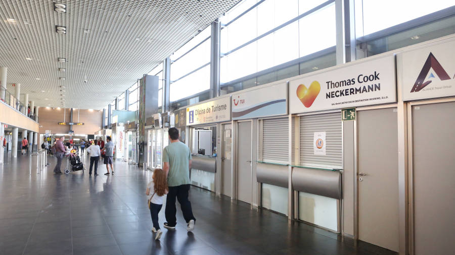 La taquilla de Thomas Cook en el aeropuerto de Reus, ayer. Foto: Alba Mariné