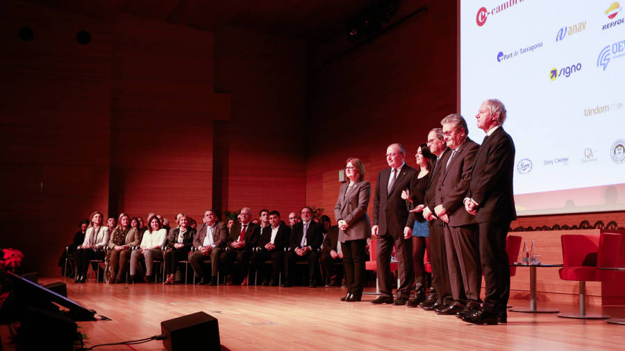 A l’esquerra de l’escenari, tots els guardonats pels Premis Cambra 2019; al centre, els màxims representants, com el president de la Generalitat. FOTO: FABIÁN ACIDRES