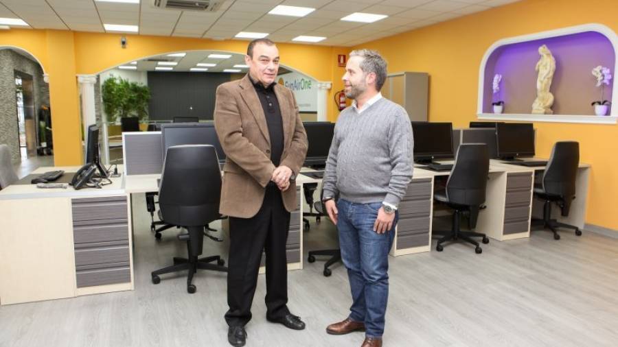 Antonio Sánchez López (izq), con Pablo Abejas en las nuevas instalaciones del servicio de atención al cliente de SunAir One. Foto: Alba Mariné