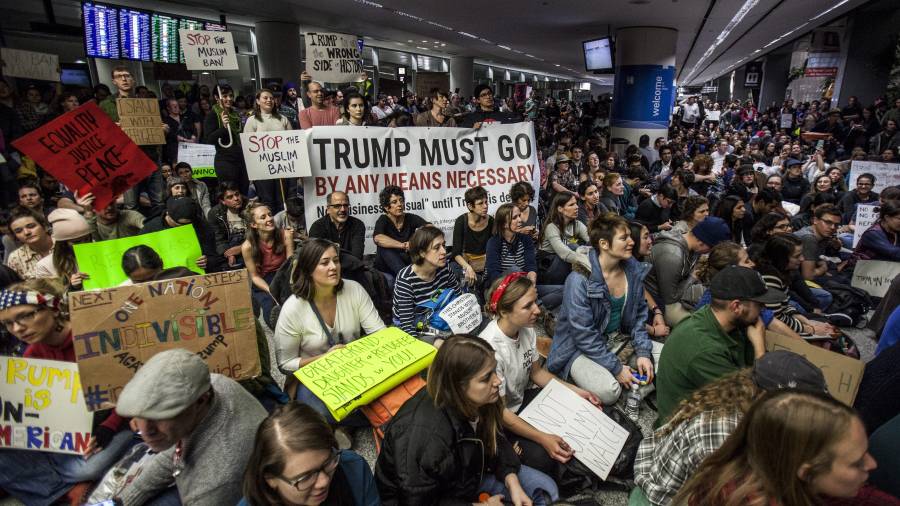 ManifestaciÃ³n en la terminal de llegadas del aeropuerto internacional de San Francisco contra el veto que ha soliviantado a medio mundo. DASILVA/EFE