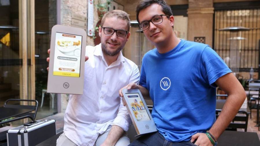 Adrián Barriuso y Javier Linares, con las cartas digitales, en el restaurante Museu del Vermut. Foto: a. mariné