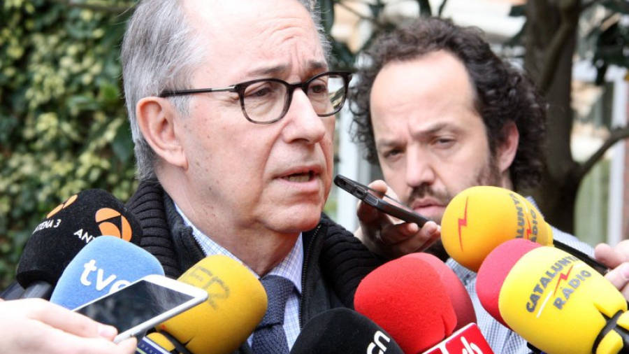 Primer pla del rector de la Universitat de Barcelona, Dídac Ramírez, atenent els mitjans de comunicació. Foto: ACN