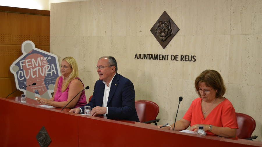 Montserrat Caelles, Carles Pellicer i Montserrat Grau, durant la roda de premsa de valoració de la capitalitat. Foto: Cedida.