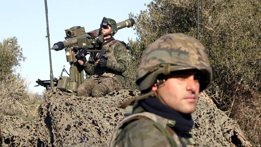 Pla obert d'un militar al punt de tir de la bateria 'Mistral', amb un altre efectiu desenfocat en primer terme, durant l'operatiu 'Eagle Eye'. FOTO: ACN