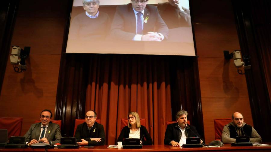 Carles Puigdemont ya ha participado telem&aacute;ticamente en la reuni&oacute;n de su grupo.