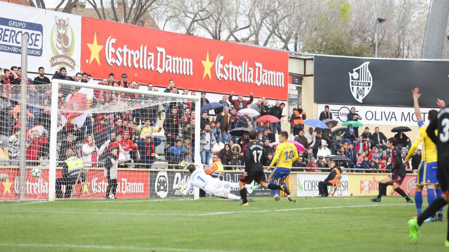Lekic, al fondo, anota el único gol del partido. Foto: Alba Mariné